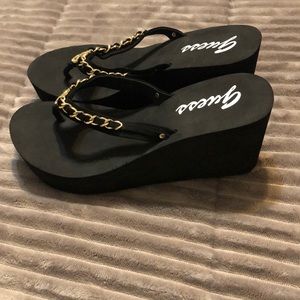 GUESS PLATFORM SANDALS